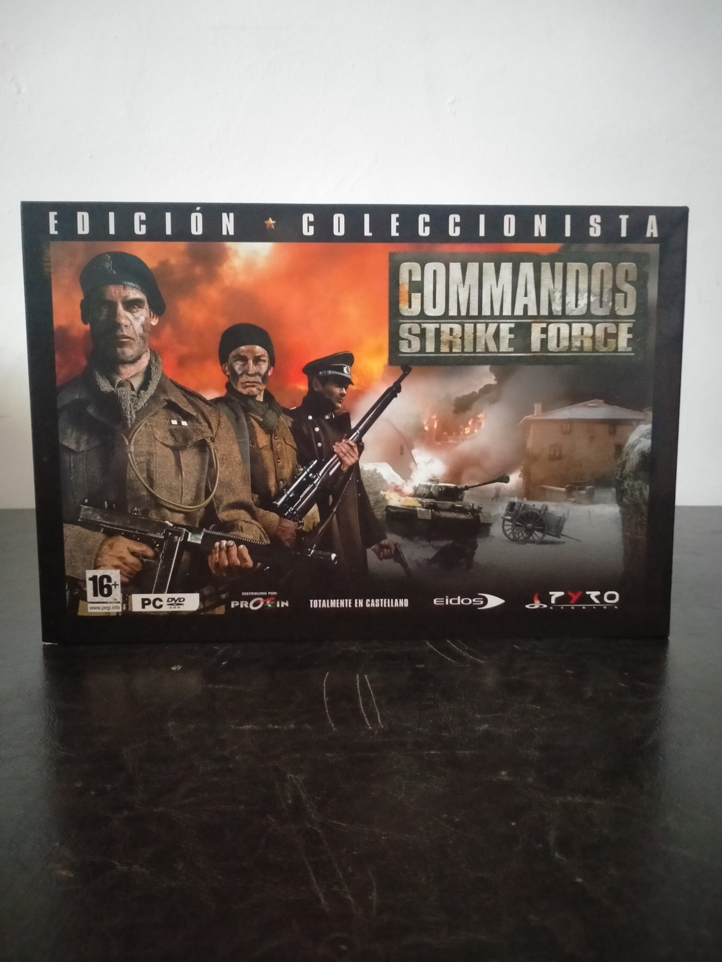 Portada de Commandos: Strike Force, formato Big Box, para Win2000, Windows XP