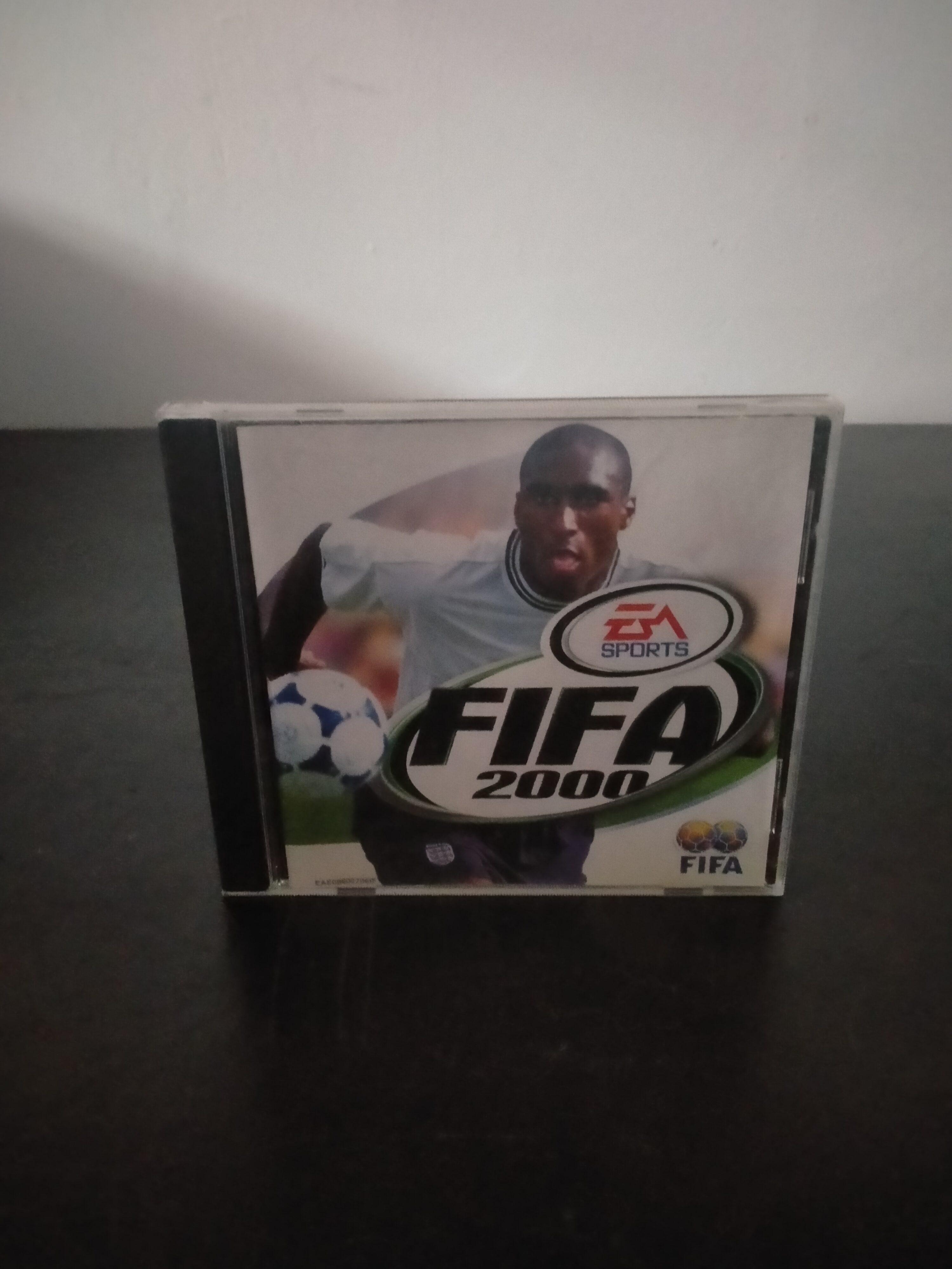 Portada de FIFA 2000, formato Jewel Case, para Windows 95, Windows 98