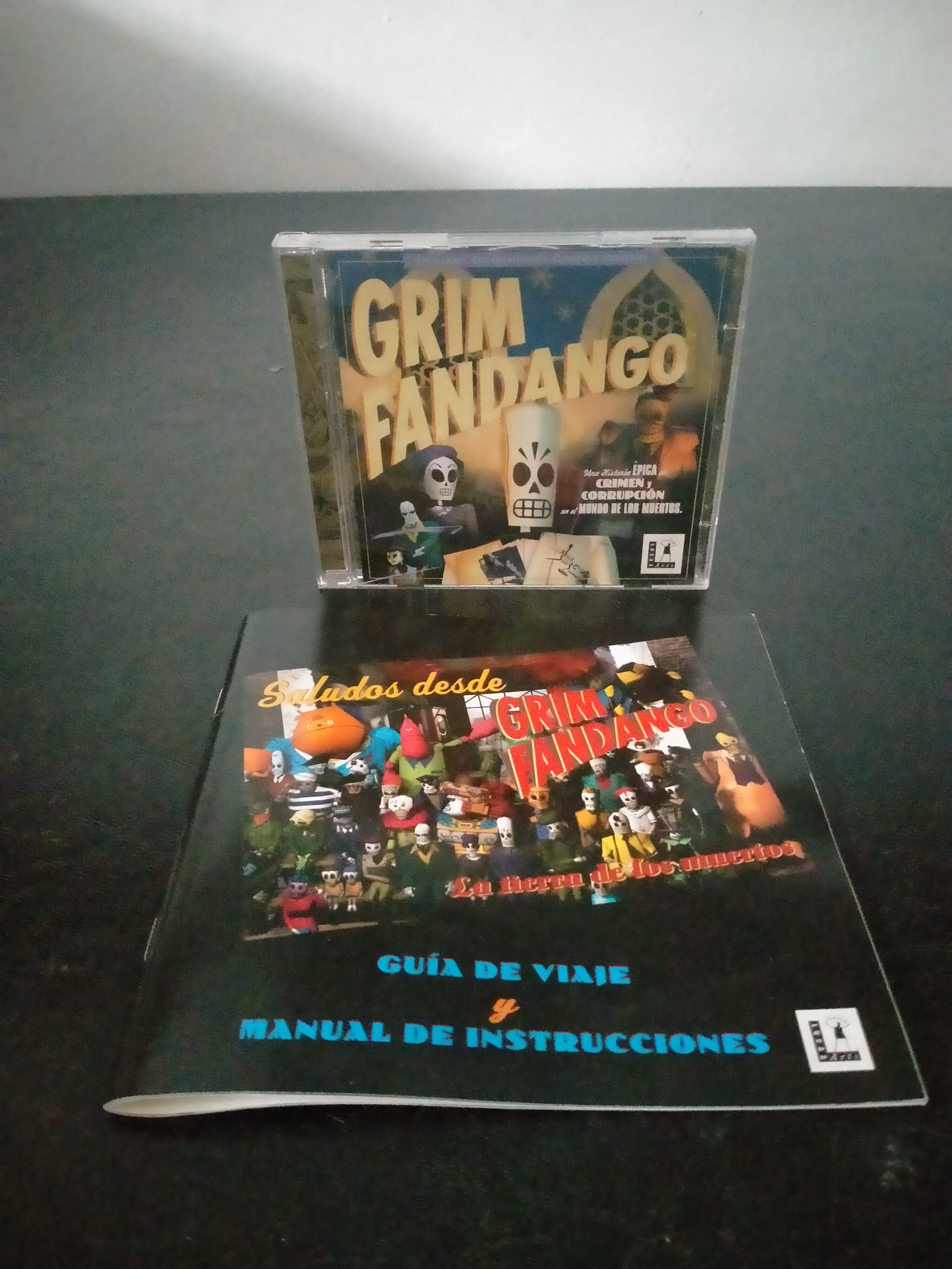 Portada de Grim Fandango, formato Jewel Case, para Windows 95, Windows 98