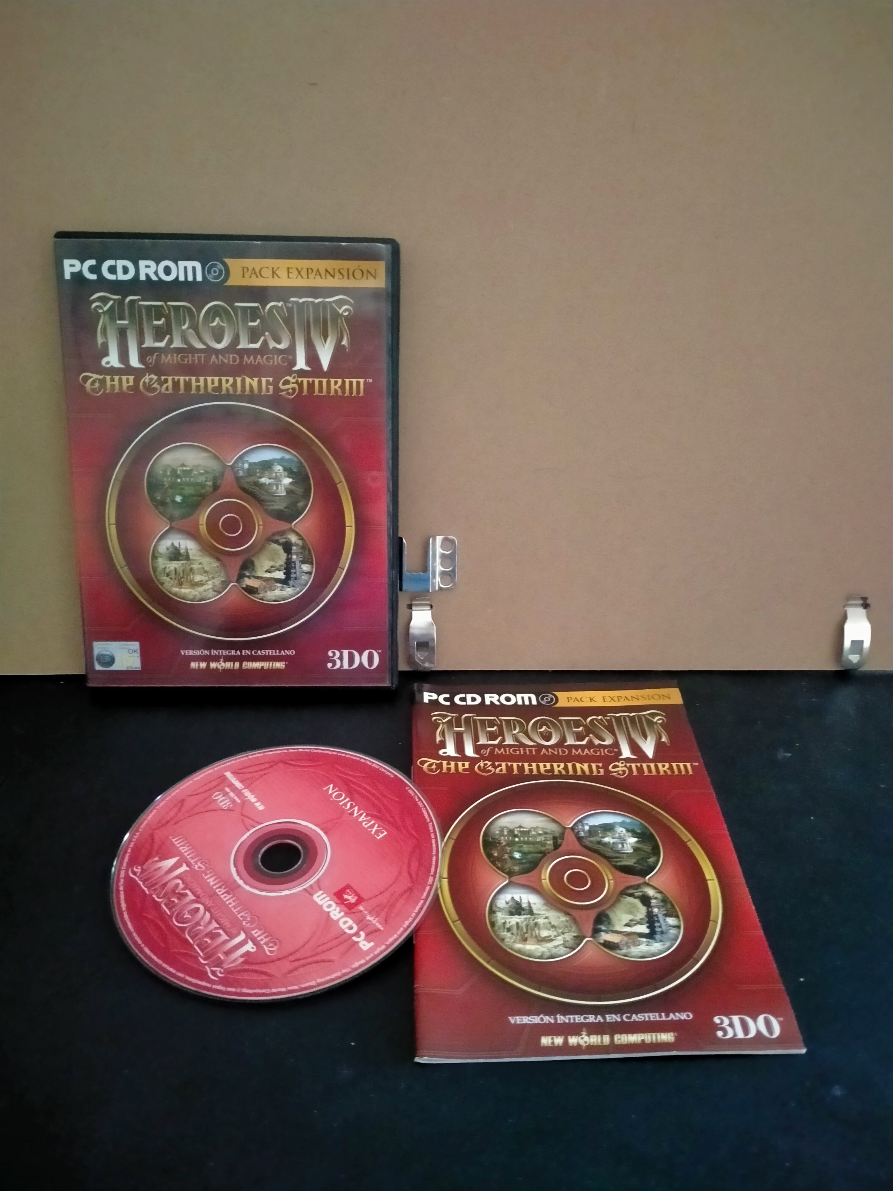 Edición física de Heroes of Might and Magic IV. The Gathering storm