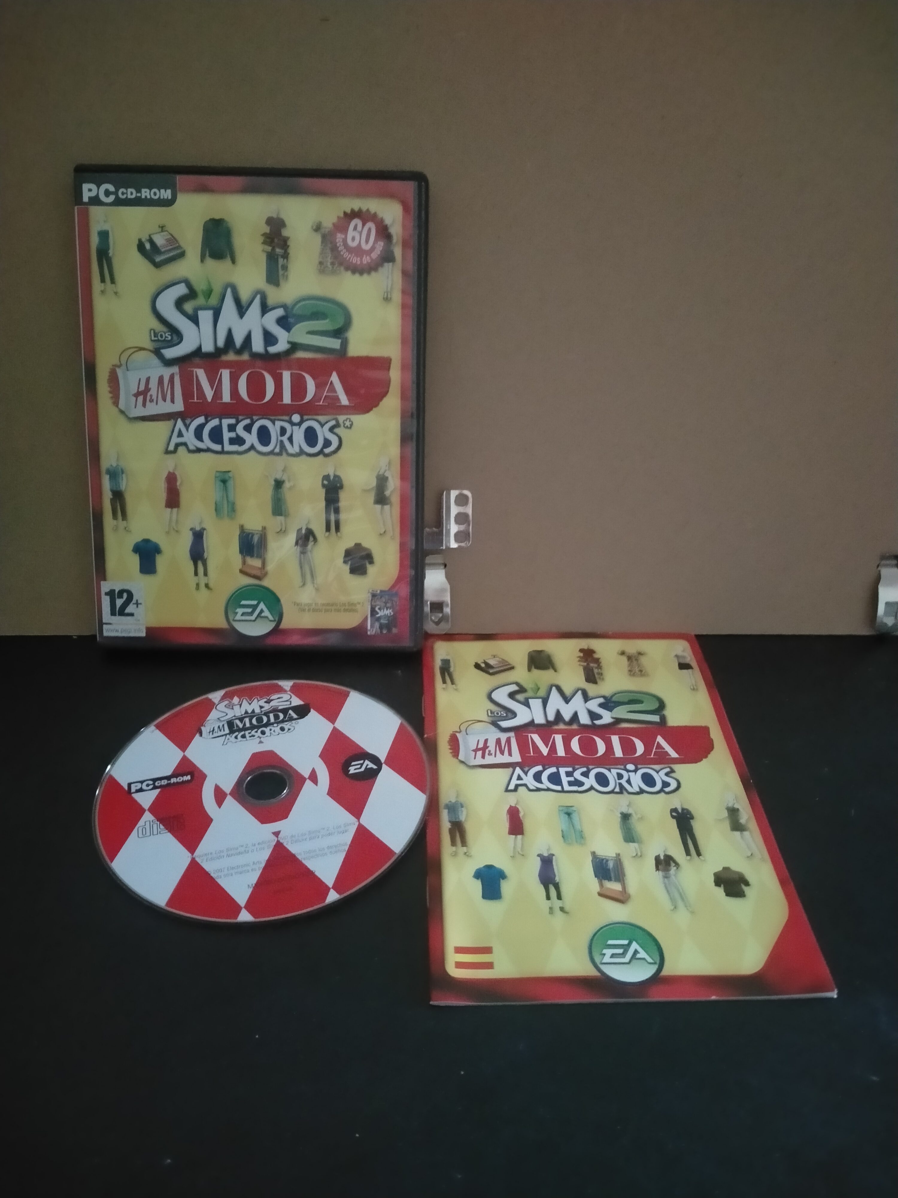Edición física de Los Sims 2: Accesorios - H&M Moda