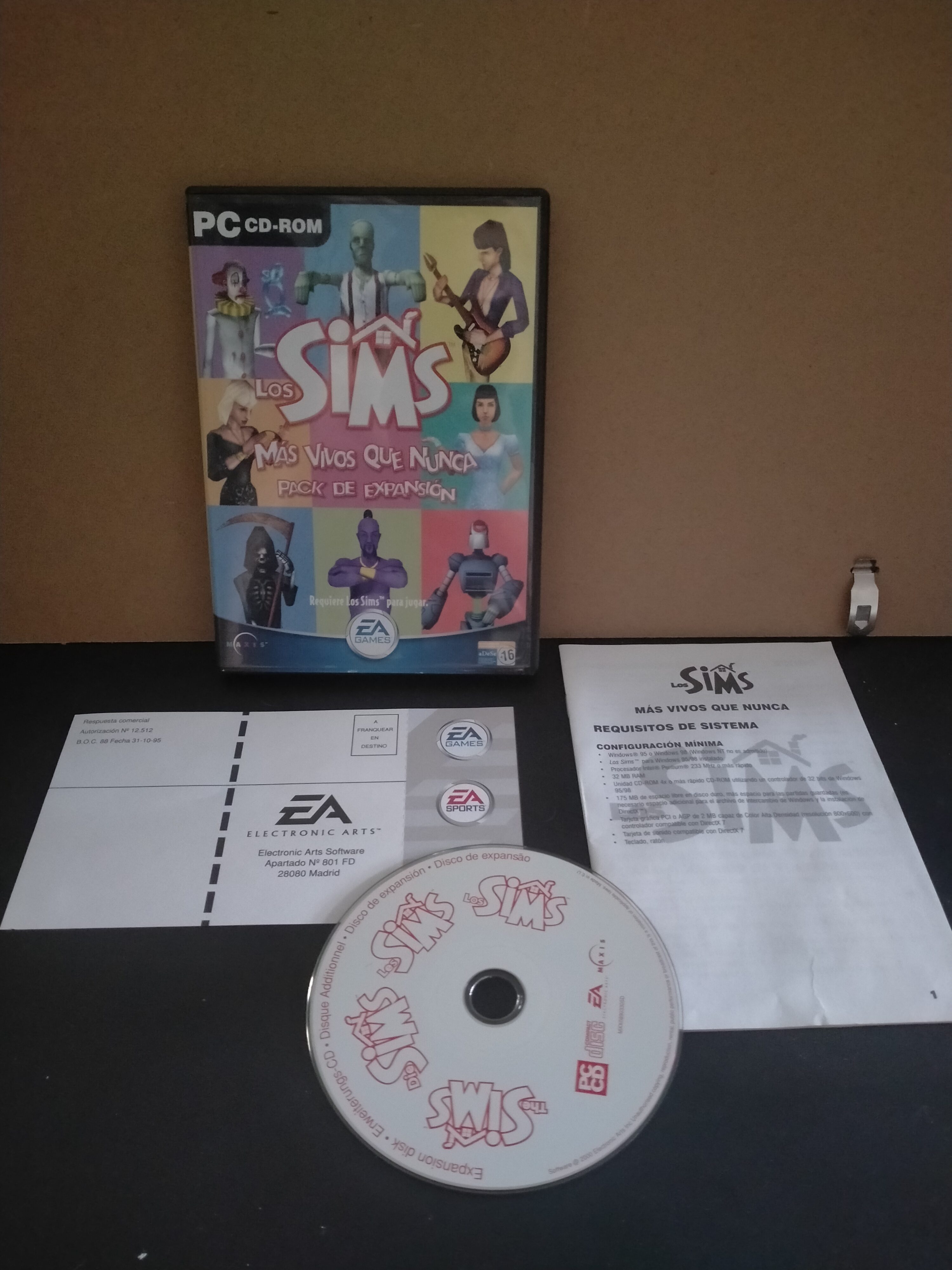 Edición física de Los Sims: Mas Vivos que Nunca