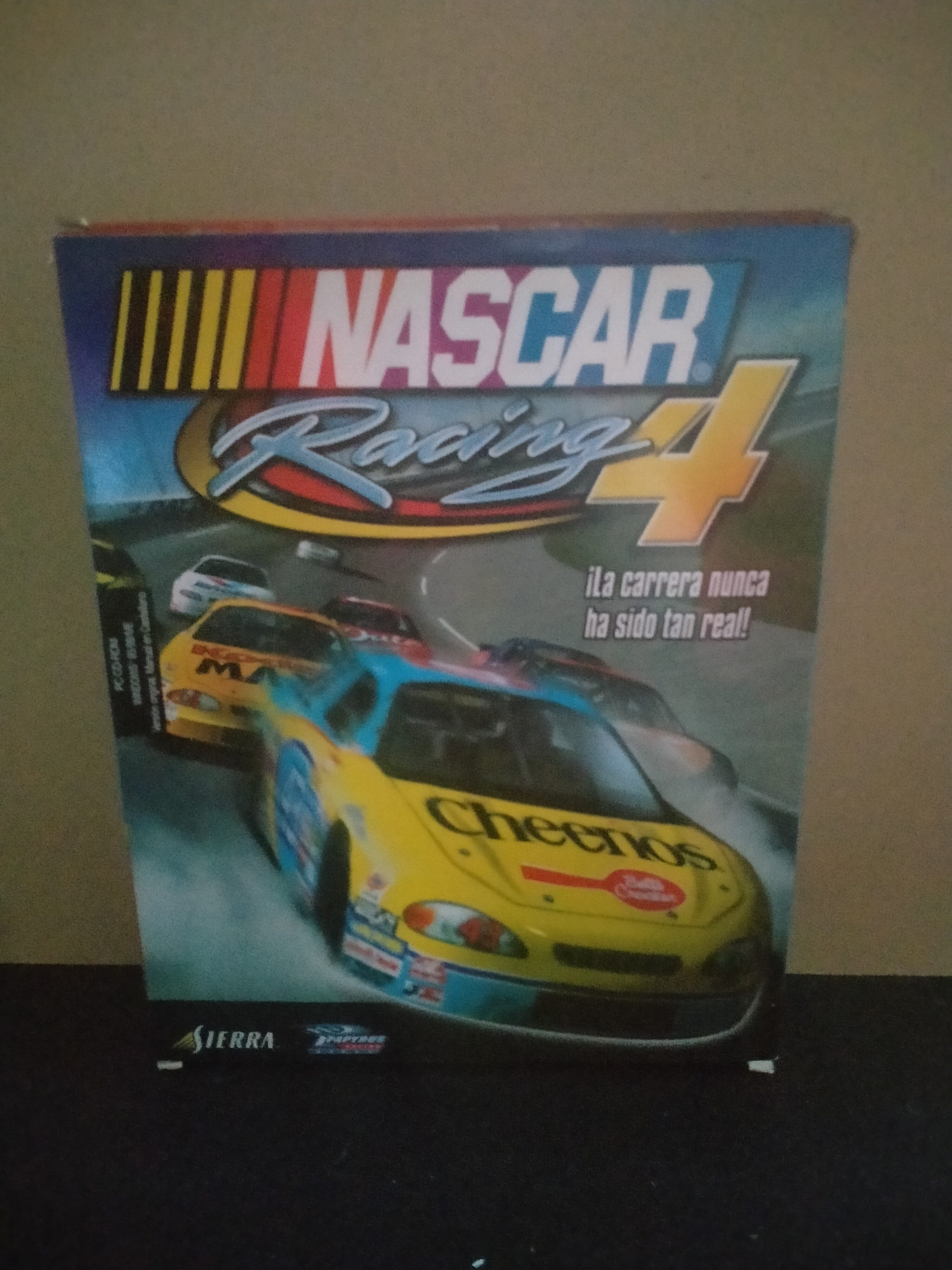 Edición física de NASCAR Racing 4
