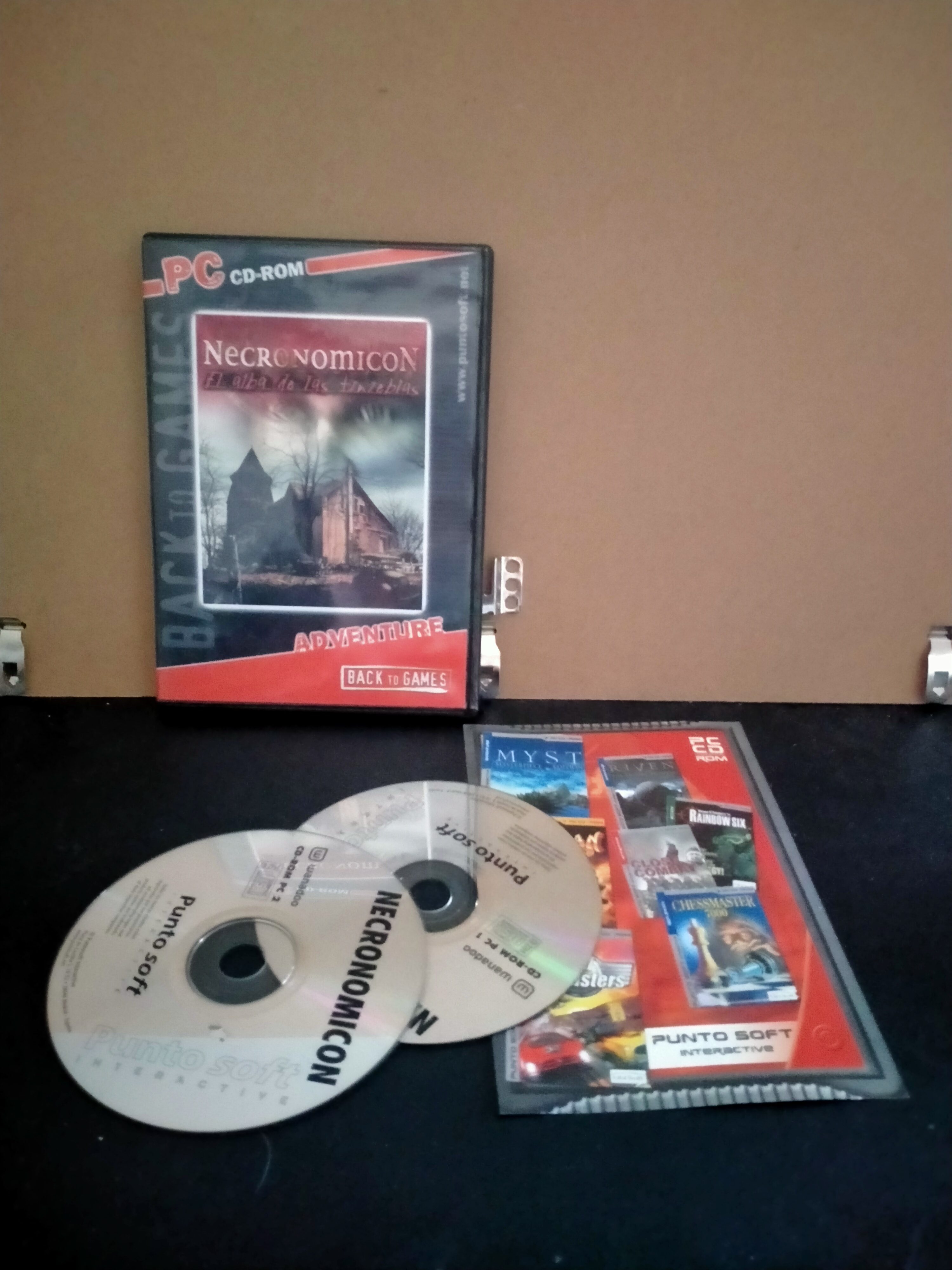 Edición física de Necronomicon: El Alba de las Tinieblas