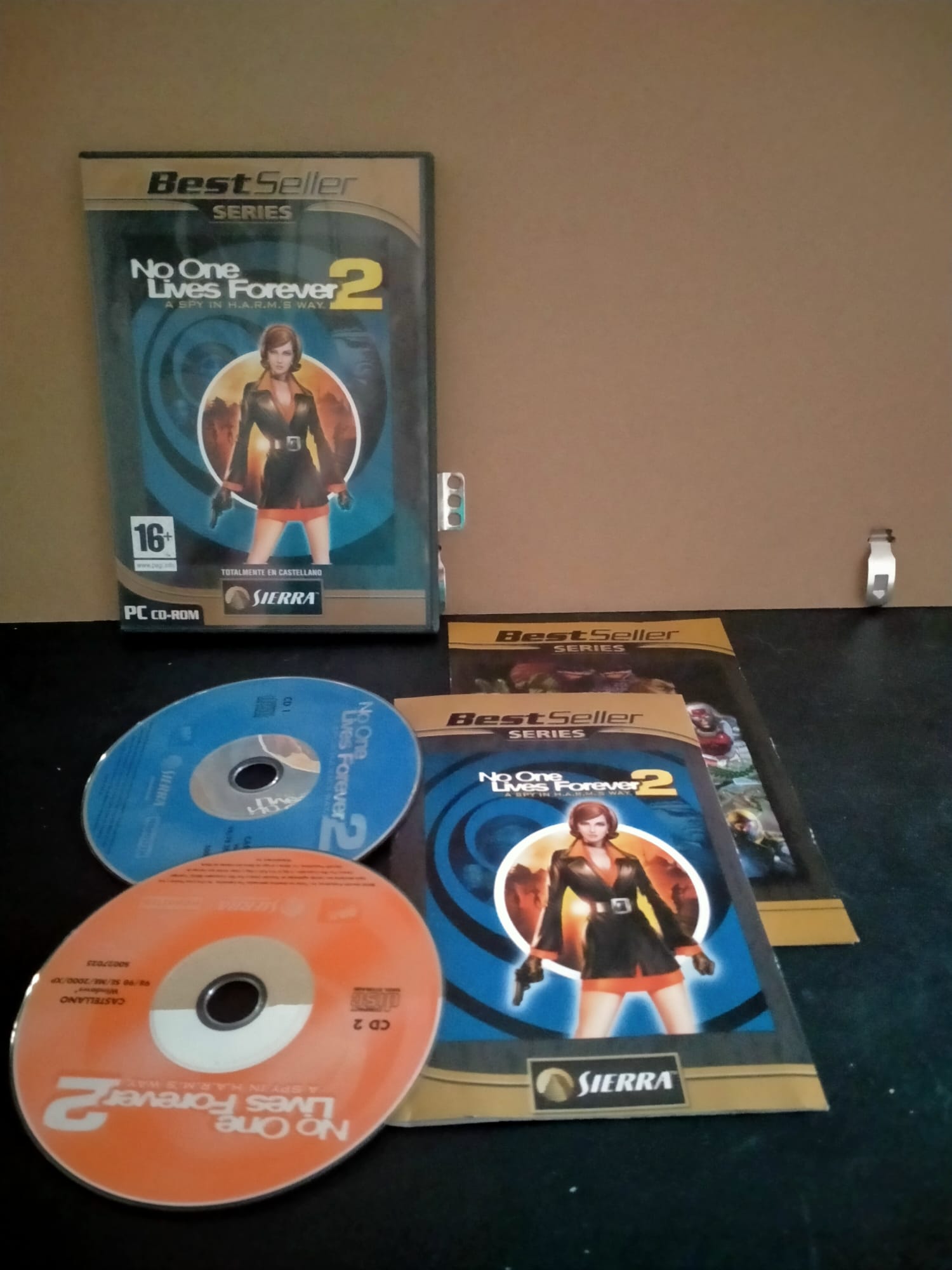 Edición física de No One Lives Forever 2: A Spy in H.A.R.M.'s Way