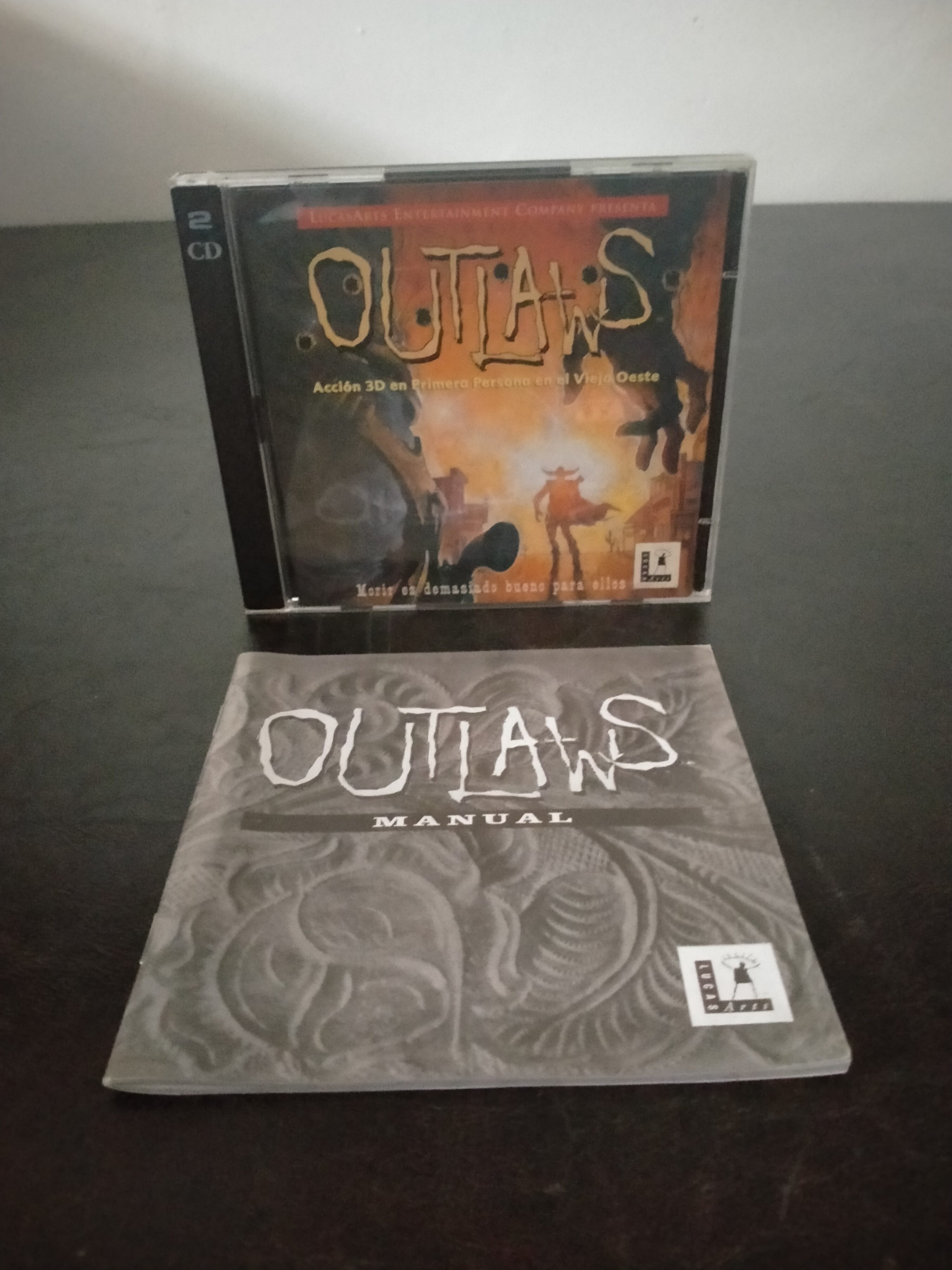 Portada de Outlaws, formato Jewel Case, para Windows 95