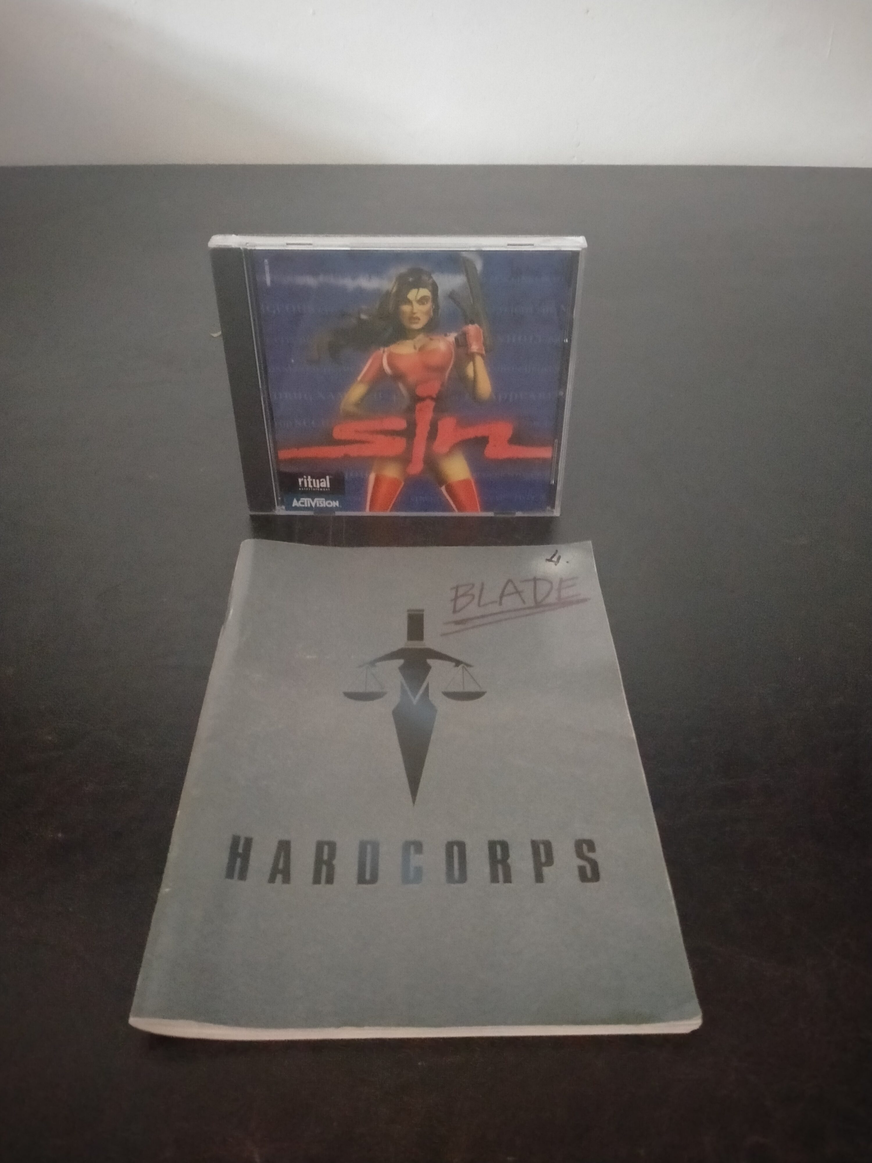 Portada de SiN, formato Jewel Case, para Windows 95, Windows 98