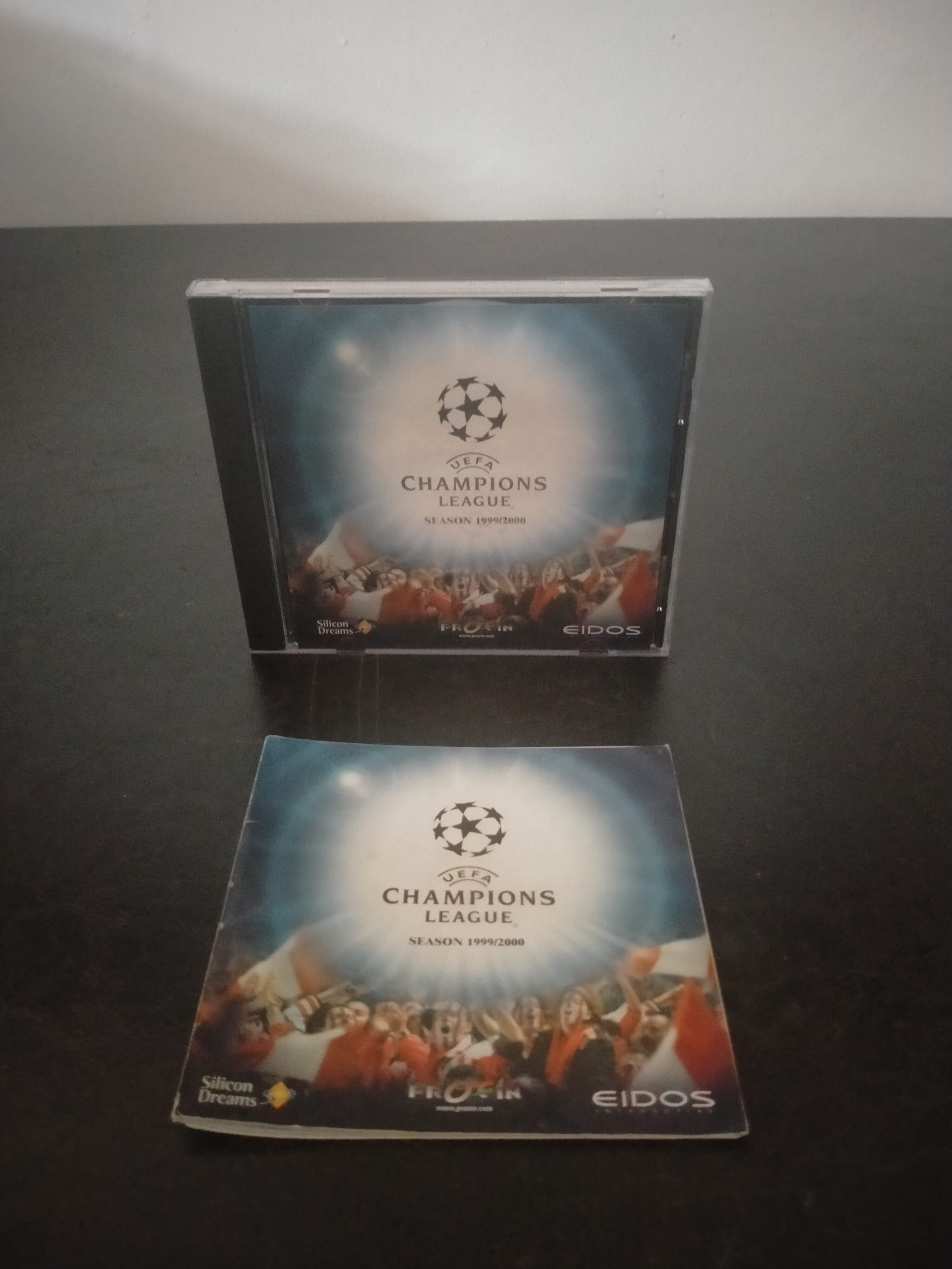 Portada de UEFA Champions League Season 1999/2000, formato Jewel Case, para Windows 95, Windows 98